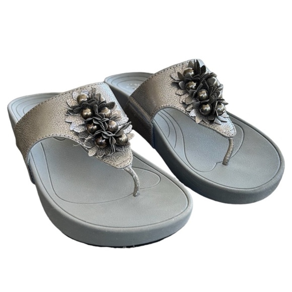 Bare Traps Pewter Silver Toe Post Sandals Women’s Size 8 EC